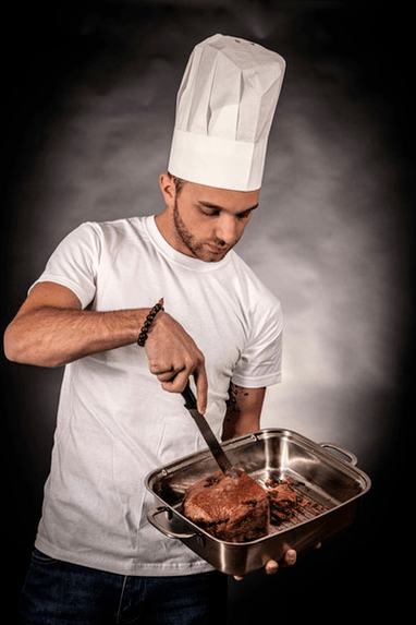 Usa ka lalaki ang nag-andam sa karne alang sa kahanas