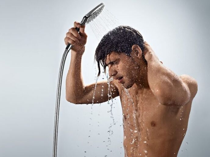 Ang usa ka contrast shower hingpit nga nag-tono sa lawas sa usa ka lalaki, sa ingon nagpalig-on sa potency