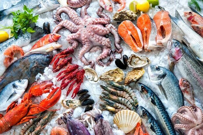Nagkalainlain nga seafood sa pagkaon sa usa ka lalaki alang sa produksiyon sa testosterone